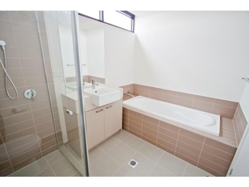 22/76 The Esplanade, Caroline Springs VIC 3023