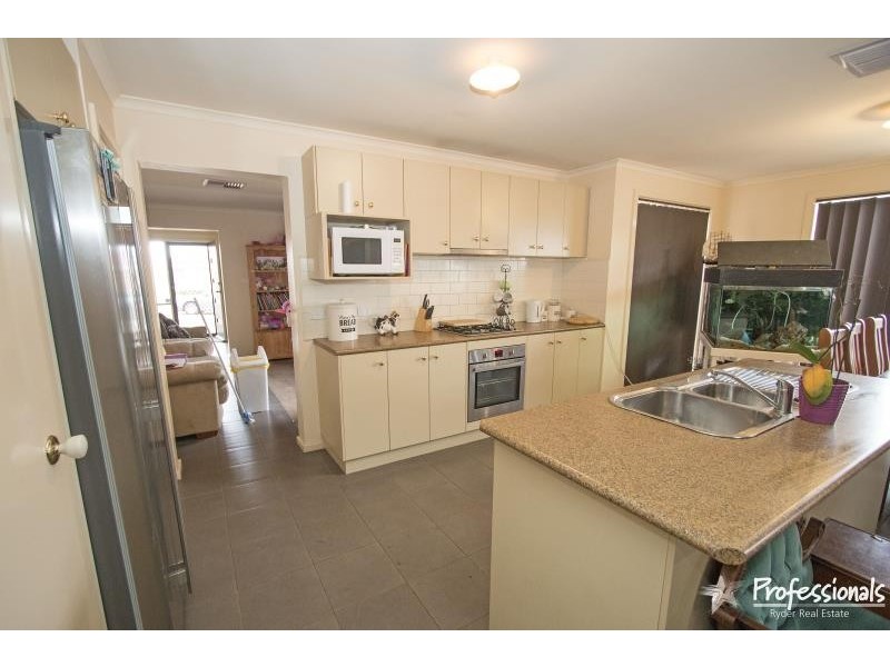 2 Jeune Place, Kurunjang VIC 3337