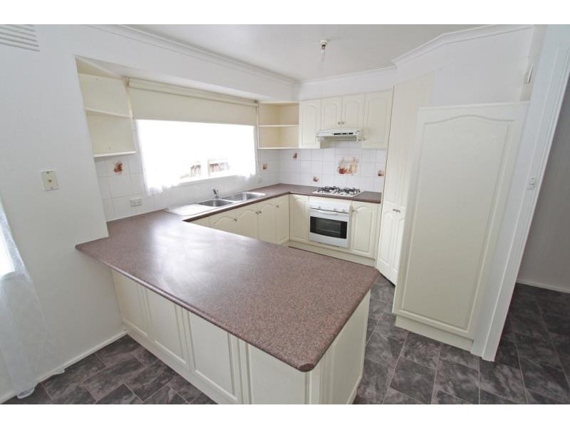 4 Eyre Street, Melton South VIC 3338