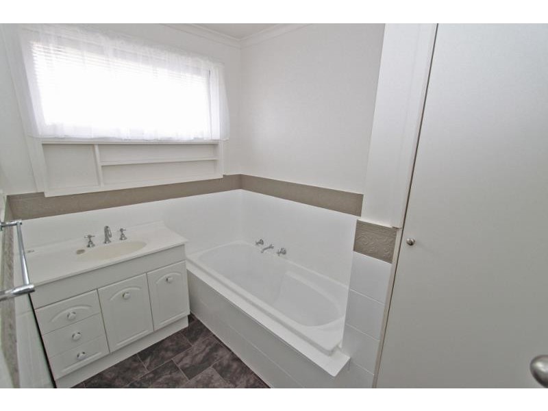 4 Eyre Street, Melton South VIC 3338