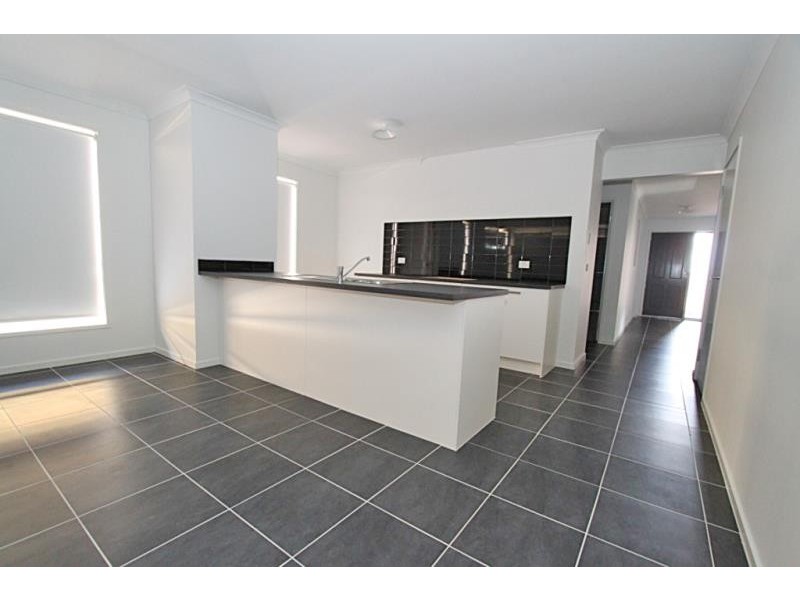 42 Mapleton Boulevard, Melton South VIC 3338