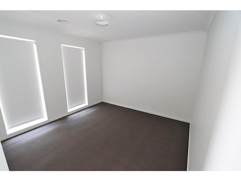 42 Mapleton Boulevard, Melton South VIC 3338