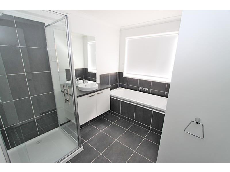 42 Mapleton Boulevard, Melton South VIC 3338