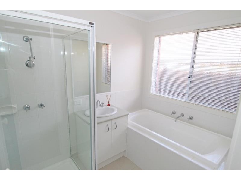 19 Turf Club Boulevard, Melton South VIC 3338