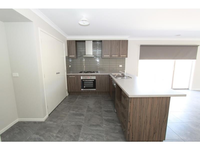 12 Ryebank Street, Melton South VIC 3338