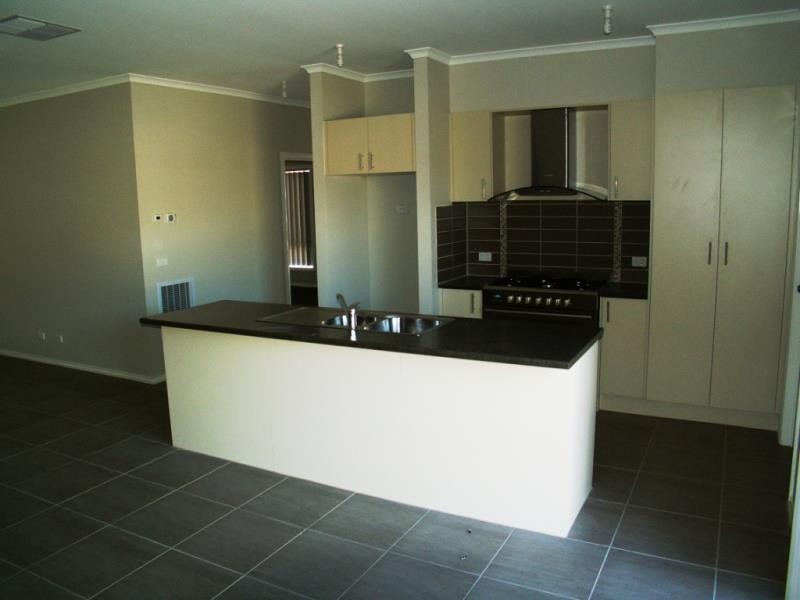 343 Centenary Ave, Melton West VIC 3337