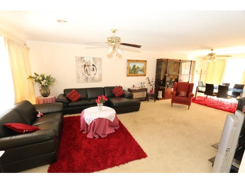 6 Lincoln Way, Melton West VIC 3337