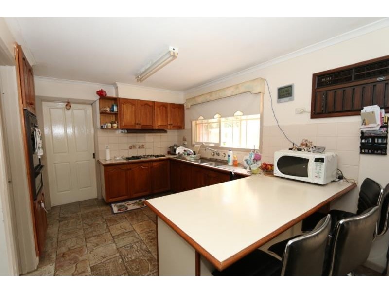 6 Lincoln Way, Melton West VIC 3337