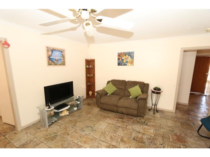 6 Lincoln Way, Melton West VIC 3337