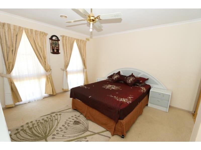 6 Lincoln Way, Melton West VIC 3337