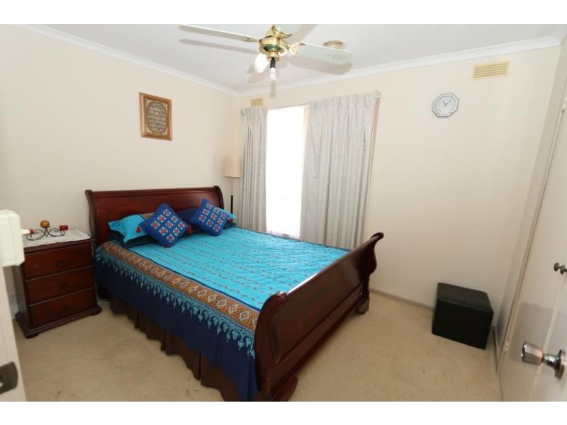 6 Lincoln Way, Melton West VIC 3337