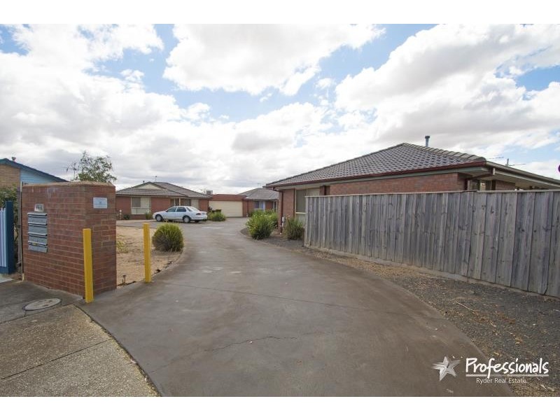 2/44a Second Avenue, Melton South VIC 3338