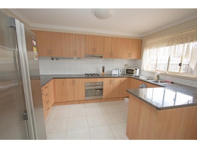 2/44a Second Avenue, Melton South VIC 3338