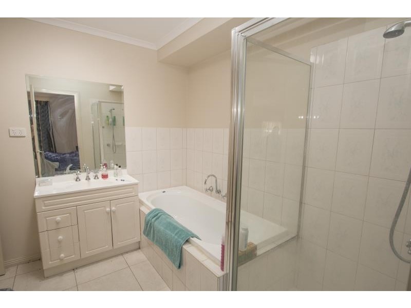 2/44a Second Avenue, Melton South VIC 3338