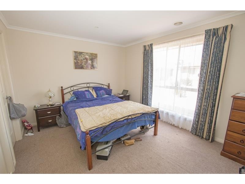 2/44a Second Avenue, Melton South VIC 3338