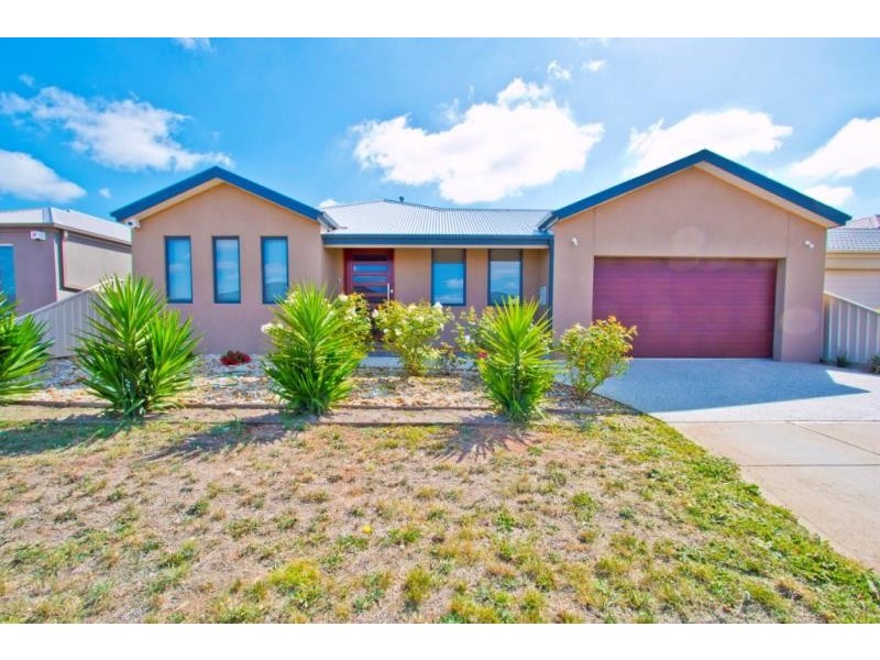 16 Charlotte Avenue, Melton West VIC 3337