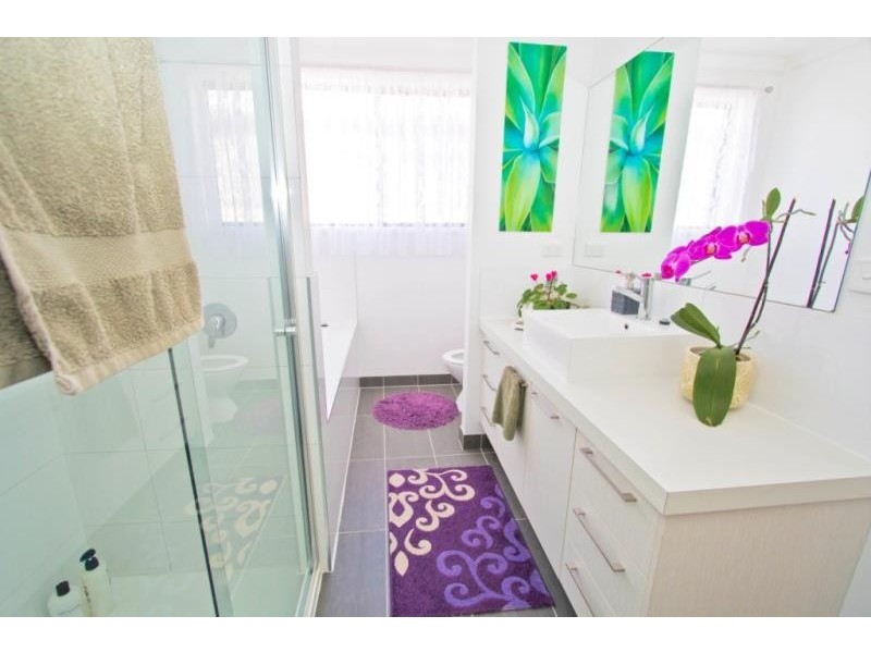 16 Charlotte Avenue, Melton West VIC 3337