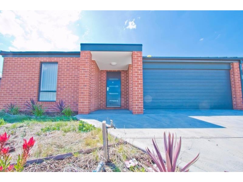 17 Horseman Drive, Melton South VIC 3338