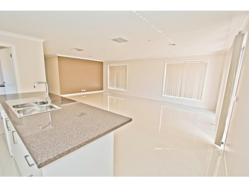 17 Horseman Drive, Melton South VIC 3338