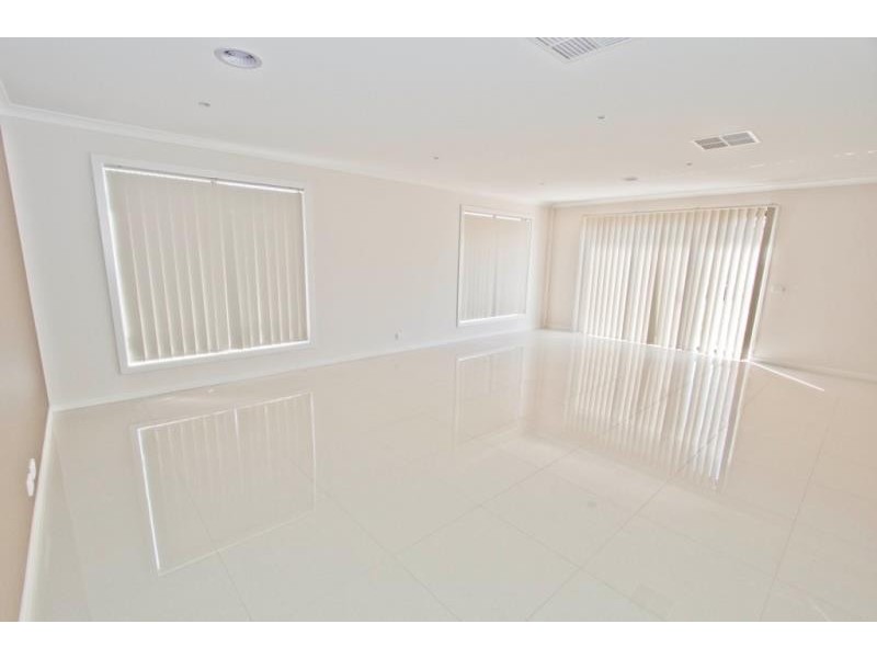 17 Horseman Drive, Melton South VIC 3338