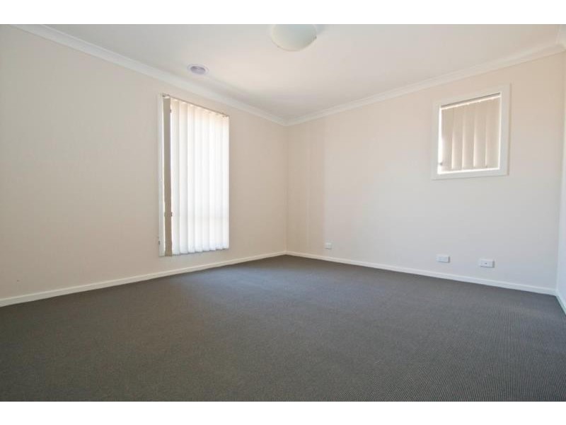 17 Horseman Drive, Melton South VIC 3338