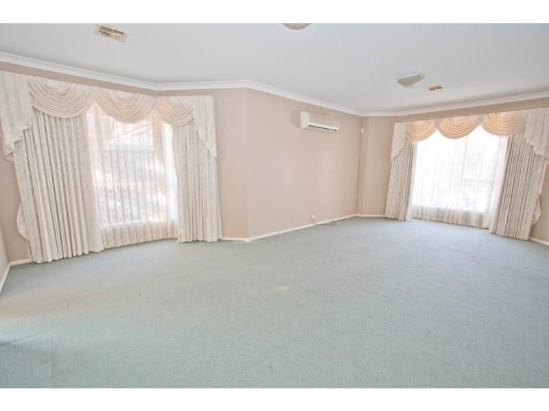 9 Deanswood Place, Brookfield VIC 3338