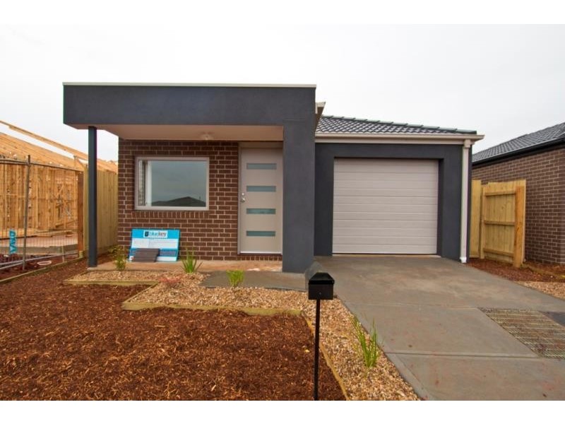 24 Mapleton Boulevard, Melton South VIC 3338