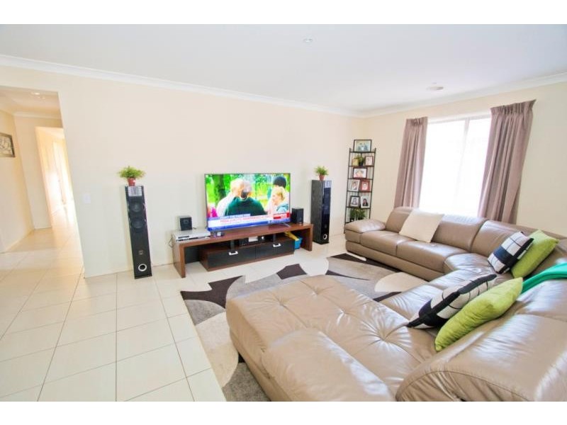 4 Hawkbit Place, Brookfield VIC 3338
