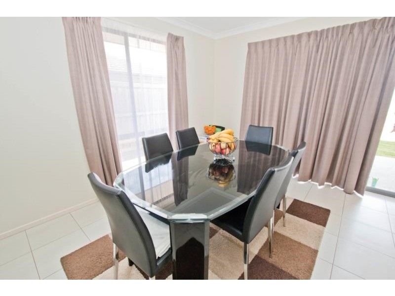 4 Hawkbit Place, Brookfield VIC 3338