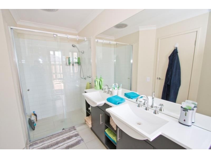 4 Hawkbit Place, Brookfield VIC 3338