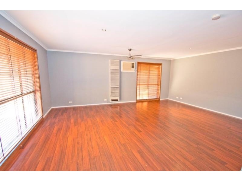 10 Riddle Drive, Melton VIC 3337