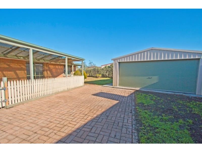 4 Gregory Place, Melton West VIC 3337