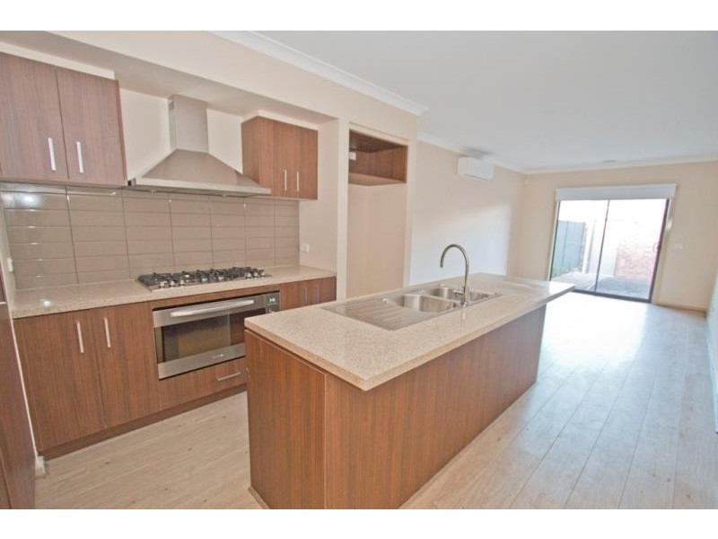 9 Barker Lane, Melton West VIC 3337