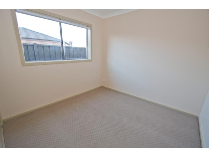 9 Barker Lane, Melton West VIC 3337