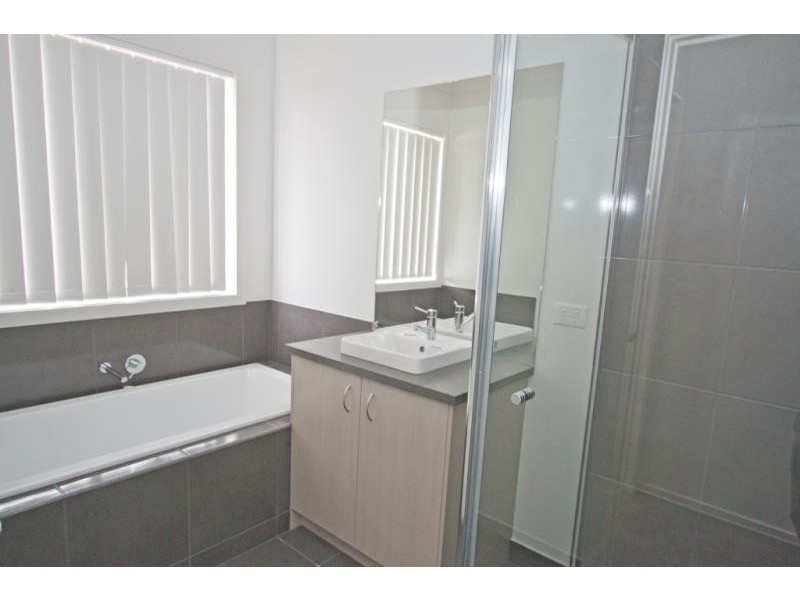 27 Burswood Circuit, Melton West VIC 3337