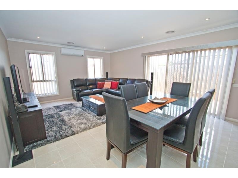 17 Wakefields Drive, Brookfield VIC 3338