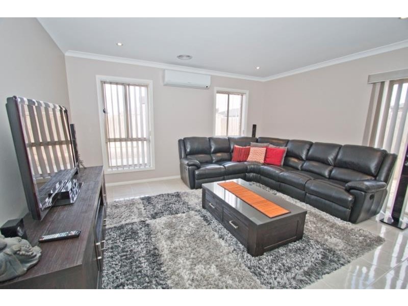 17 Wakefields Drive, Brookfield VIC 3338