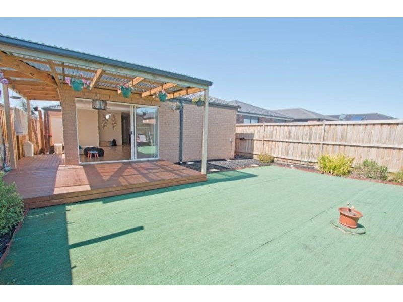 42 Avonmore Way, Melton South VIC 3338