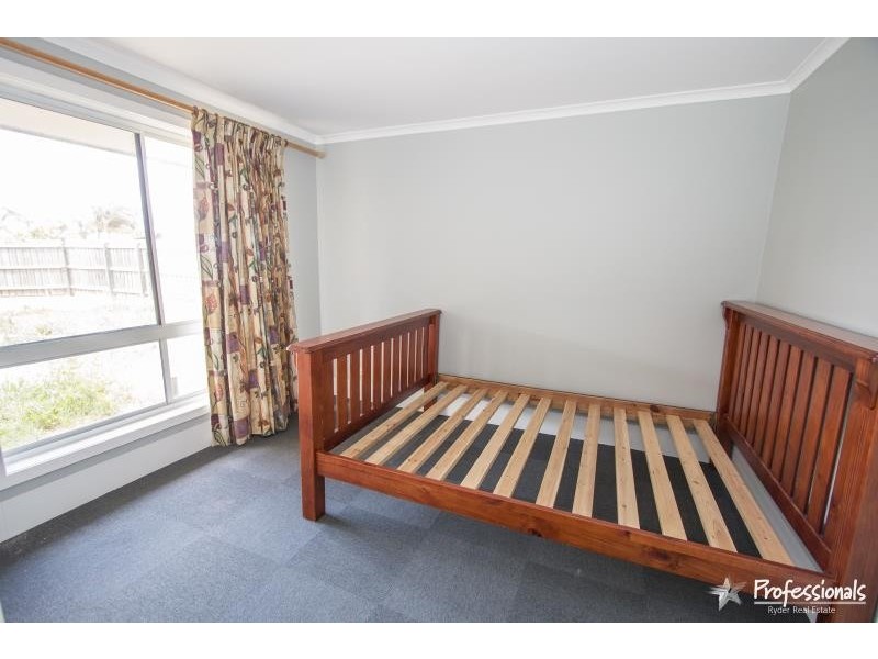 16 Morris Street, Melton South VIC 3338