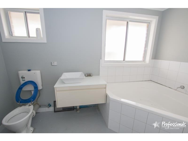 16 Morris Street, Melton South VIC 3338