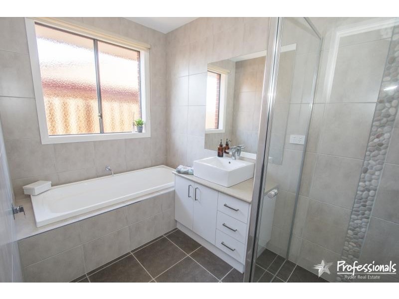 1 Cheviot Court, Melton West VIC 3337