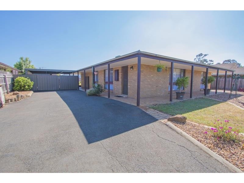 14 Crestmont Drive, Melton South VIC 3338