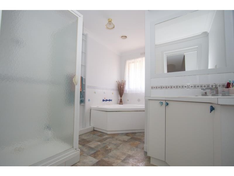 14 Crestmont Drive, Melton South VIC 3338