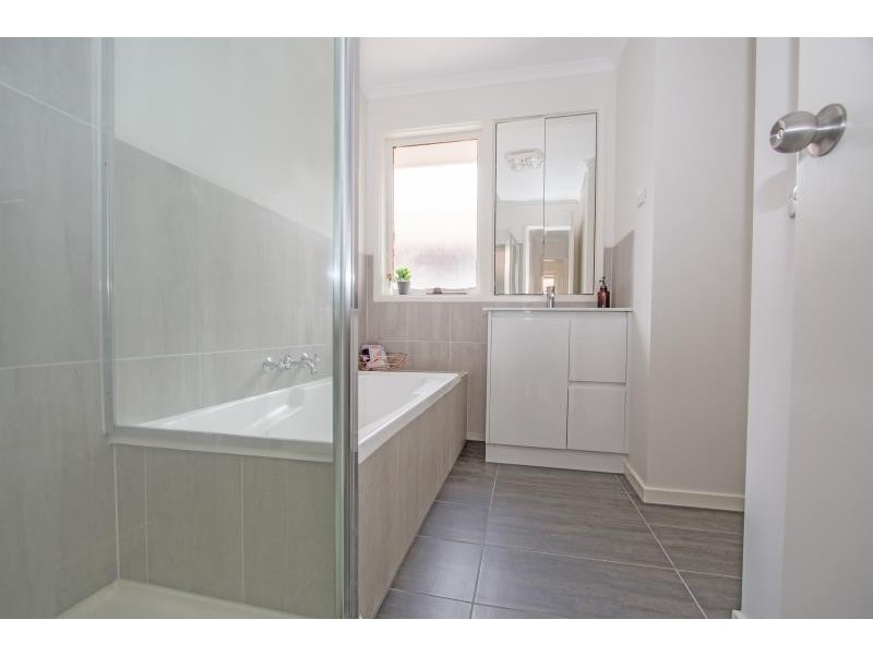 586 High Street, Melton West VIC 3337