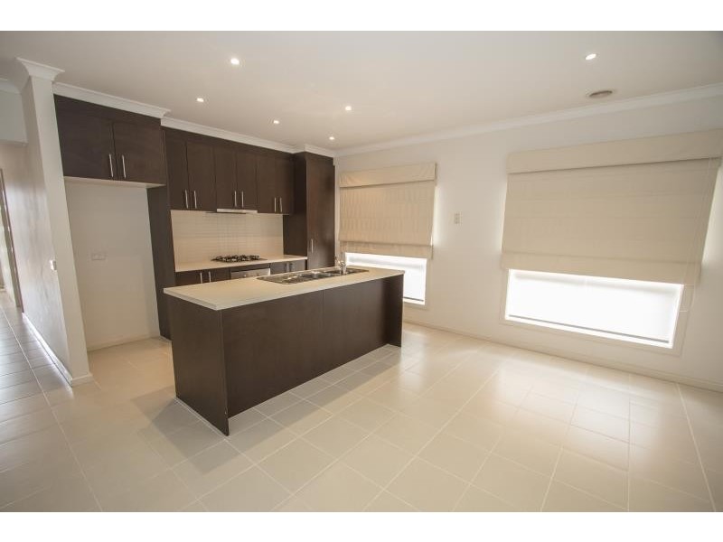 2/22 Pangbourne Avenue, Melton West VIC 3337