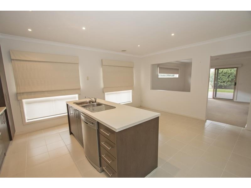 2/22 Pangbourne Avenue, Melton West VIC 3337