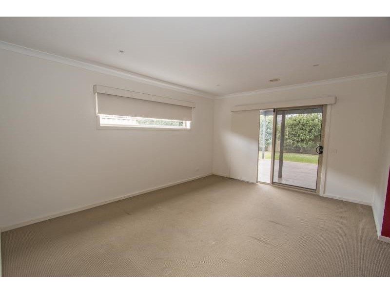 2/22 Pangbourne Avenue, Melton West VIC 3337