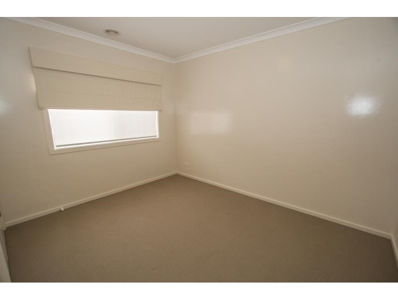 2/22 Pangbourne Avenue, Melton West VIC 3337