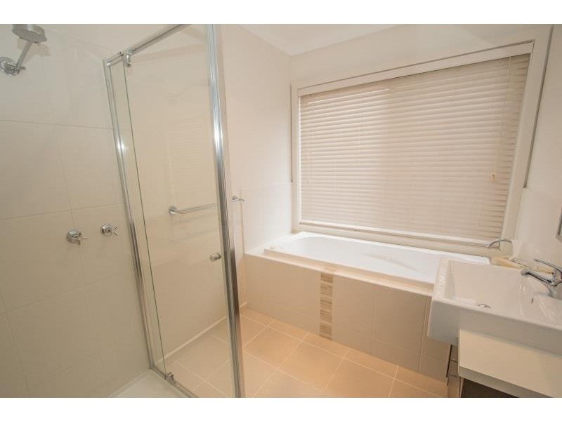 2/22 Pangbourne Avenue, Melton West VIC 3337