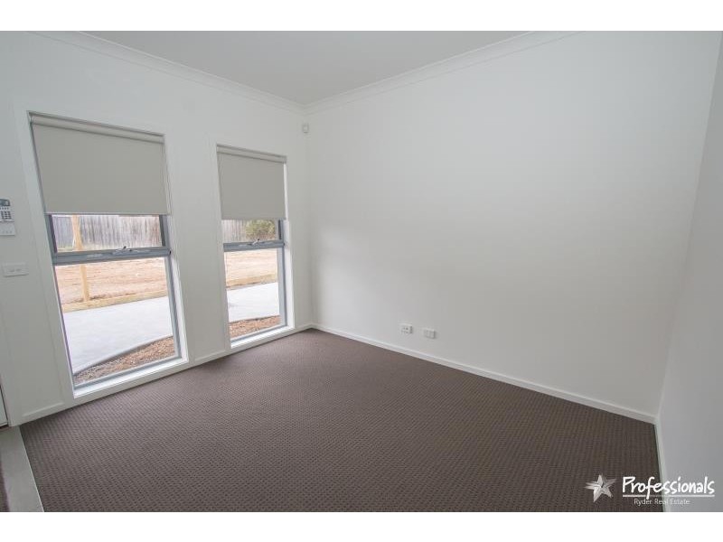 2/15 Maree Court, Kurunjang VIC 3337